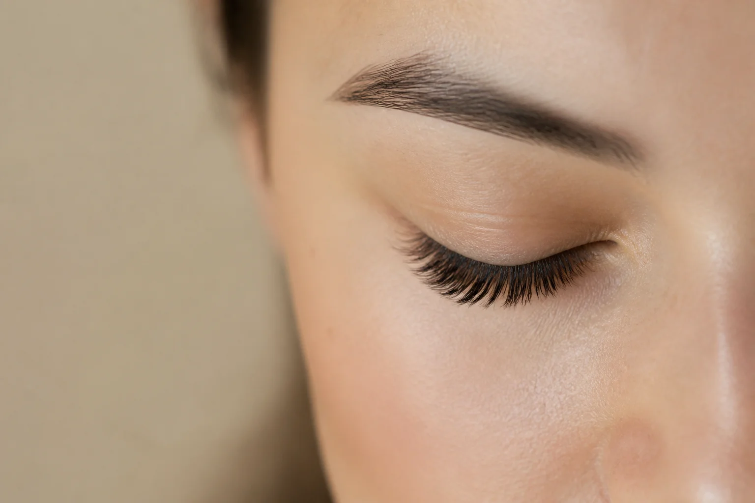 Closed eye wearing a soft matte feathered natural cashmere lash set